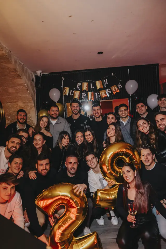 Un grupo grande celebrando un cumpleaños con globos en La Tremenda
